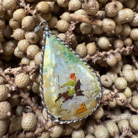 🌈SOLD🌈Vintage Two Sided Hand Painted Bird Scene Horse Scene Pendant - Picture 3 of 12